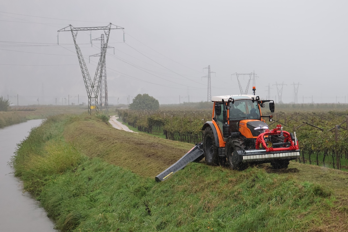 Trinciatrici Seppi S7 Dyna 200 e L7 Flex 200 in azione lungo il canale Fossa di Caldaro in provincia di Trento